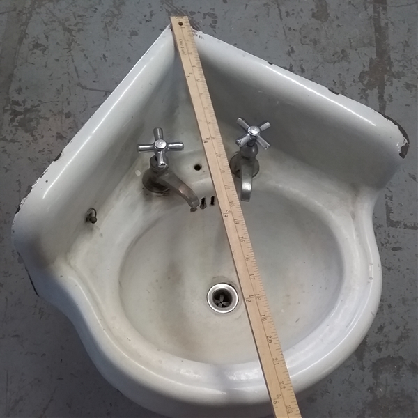 SMALL ENAMEL OVER METAL CORNER SINK