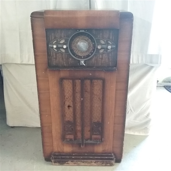 ANTIQUE MIDWEST TUBE RADIO