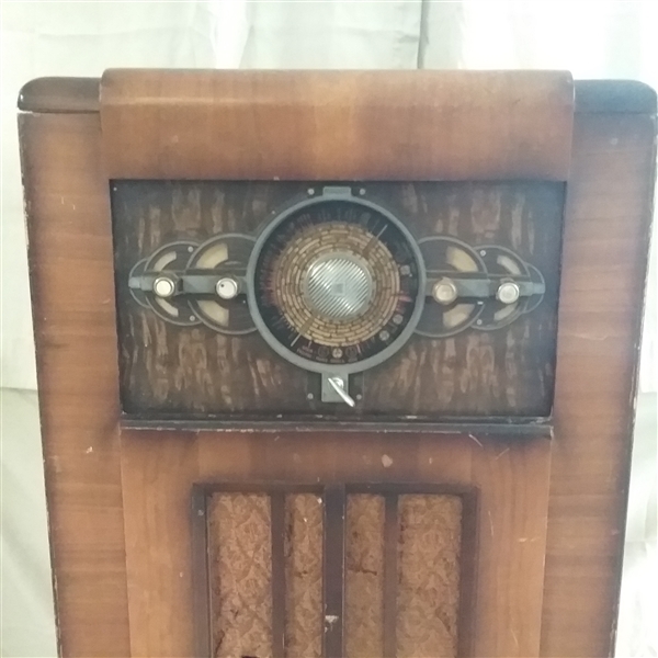 ANTIQUE MIDWEST TUBE RADIO