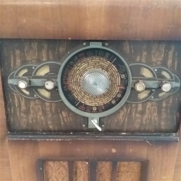 ANTIQUE MIDWEST TUBE RADIO