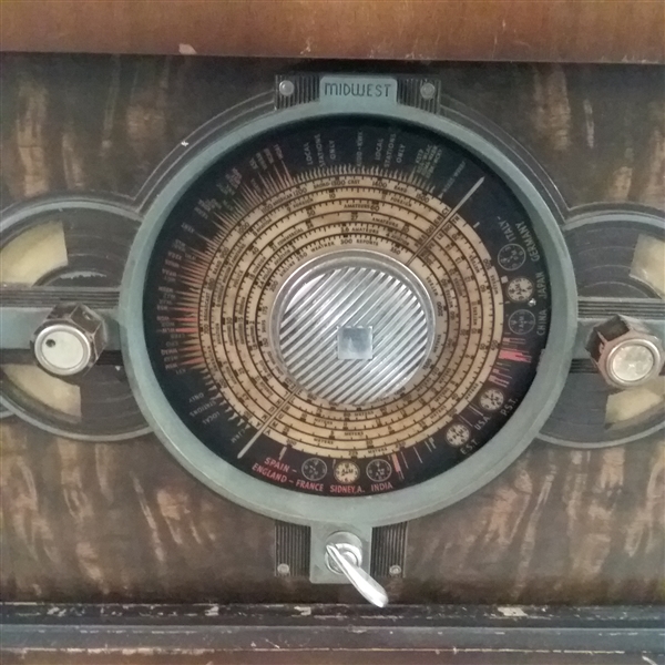 ANTIQUE MIDWEST TUBE RADIO