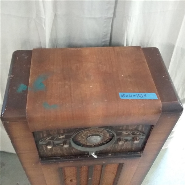 ANTIQUE MIDWEST TUBE RADIO