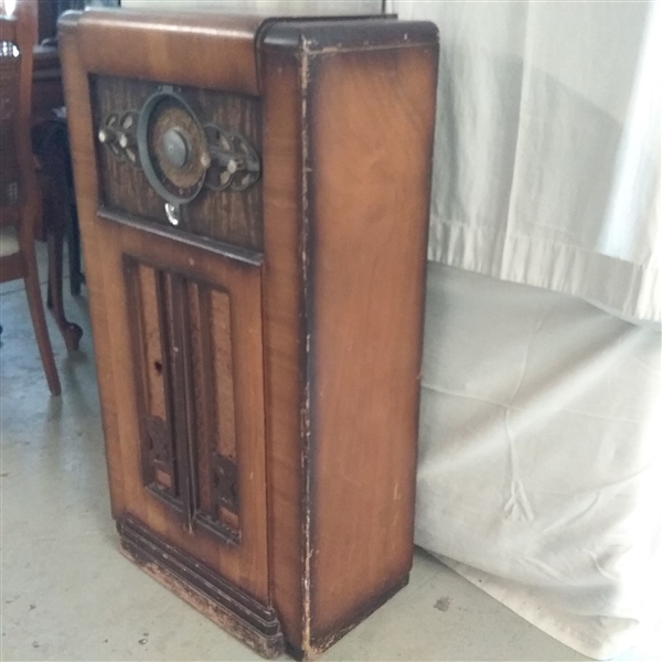 ANTIQUE MIDWEST TUBE RADIO