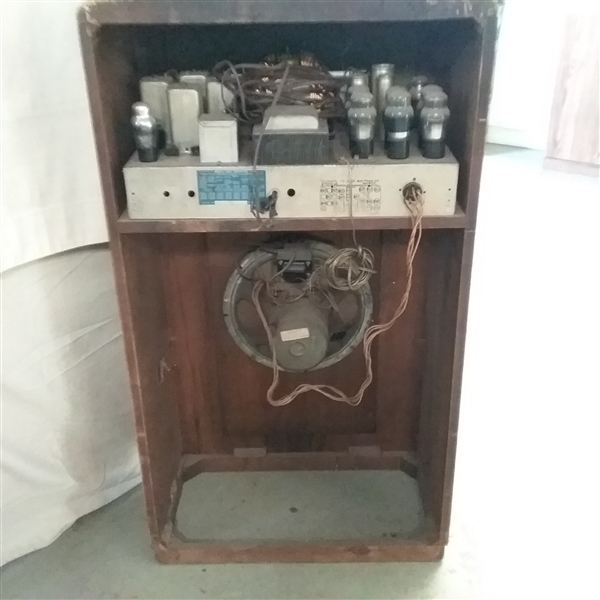 ANTIQUE MIDWEST TUBE RADIO