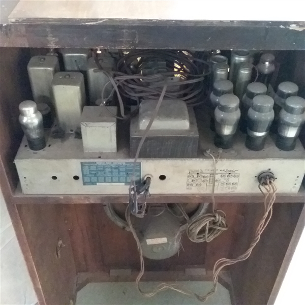 ANTIQUE MIDWEST TUBE RADIO