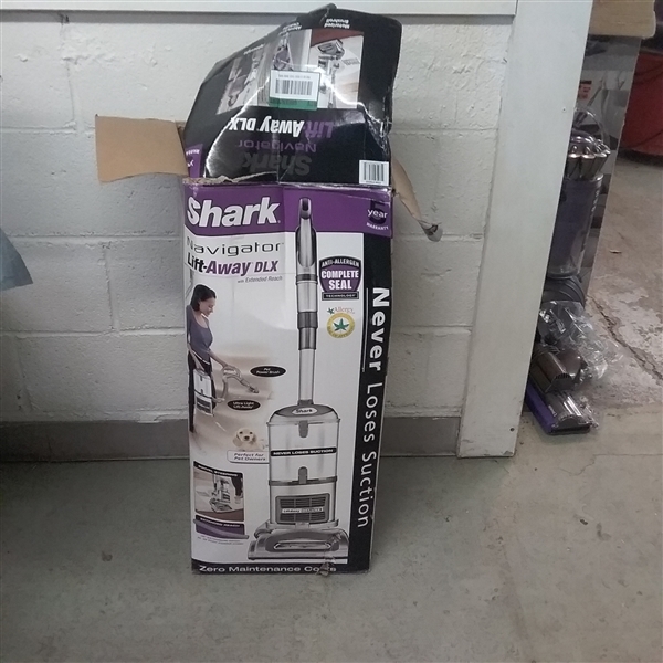 SHARK NAVIGATOR LIFT AWAY DLX VACUUM