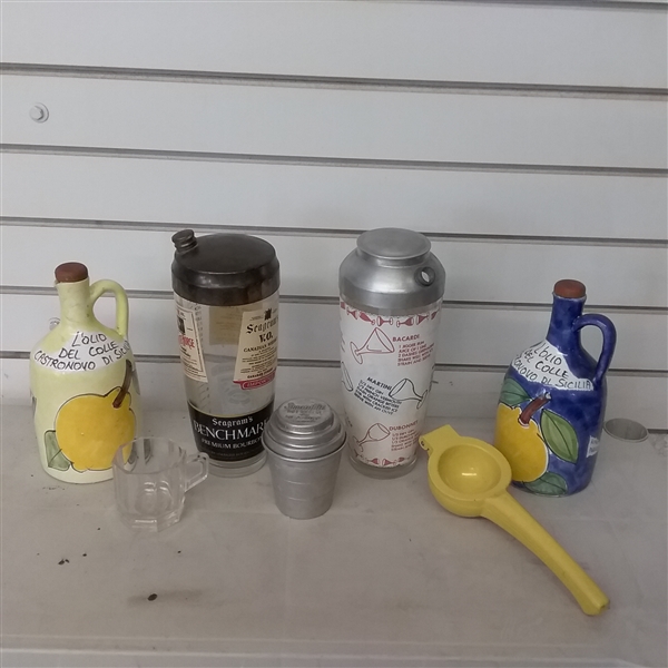TWO VINTAGE COCKTAIL SHAKERS, HAND PAINTED OLIVE OIL JUGS & OTHER DRINK ITEMS