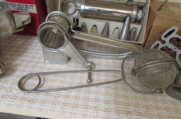 VINTAGE KITCHEN ESSENTIALS