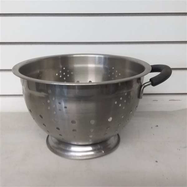 PRESSURE COOKER, COLANDER, CAST IRON CORN BREAD PAN AND OTHER KITCHEN ITEMS