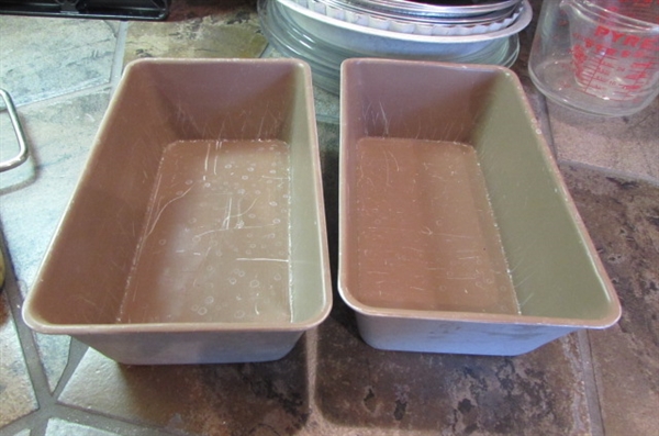 CUTTING BOARDS AND BAKING DISHES