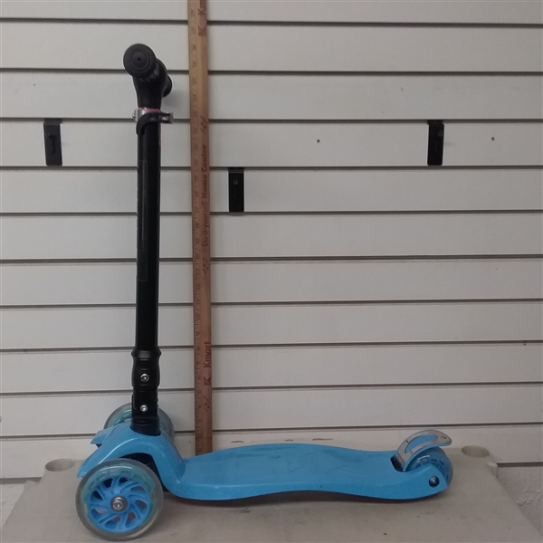 KAMURES SCOOTER WITH LIGHT UP WHEELS