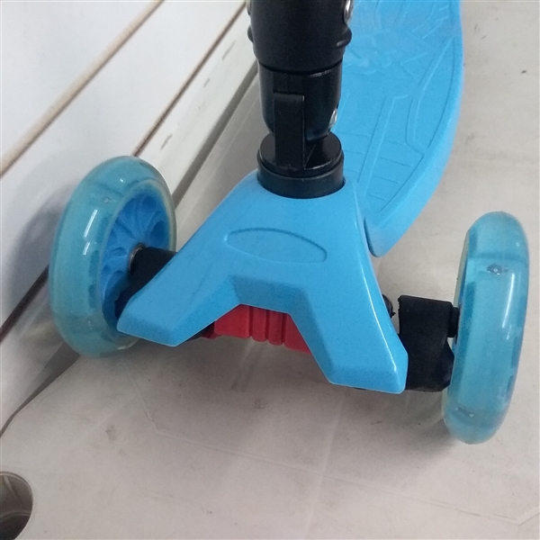KAMURES SCOOTER WITH LIGHT UP WHEELS