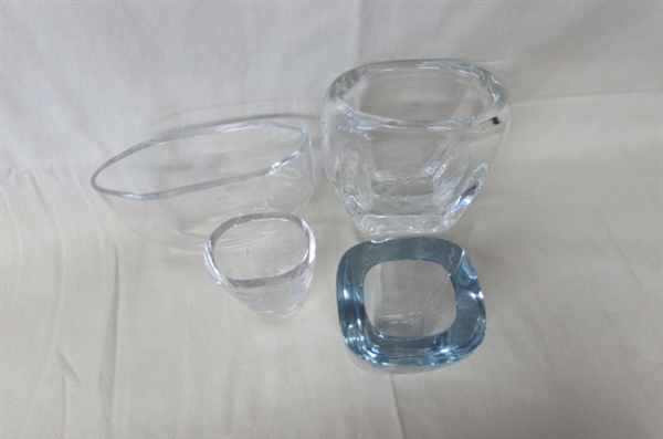 DAMASK CLOTH TABLE RUNNERS, NAPKINS & ETCHED CRYSTAL VASES