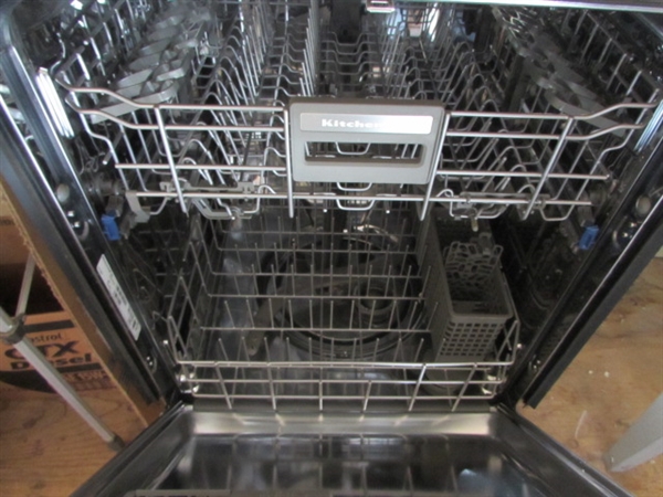 KITCHENAID BUILT-IN DISHWASHER - LIKE NEW