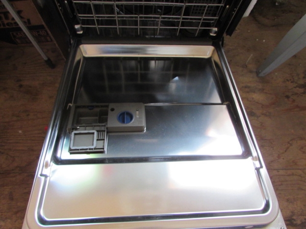 KITCHENAID BUILT-IN DISHWASHER - LIKE NEW