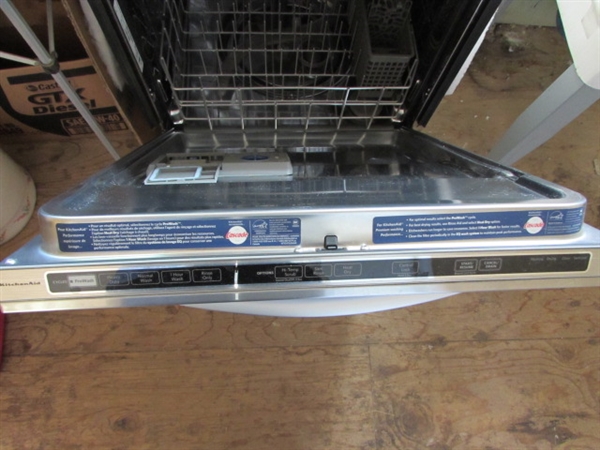 KITCHENAID BUILT-IN DISHWASHER - LIKE NEW