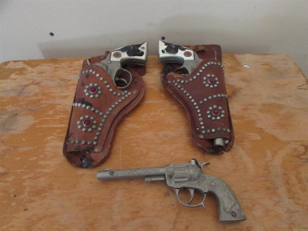 VINTAGE WESTERN TOY CAP GUNS IN LEATHER HOLSTERS & MORE