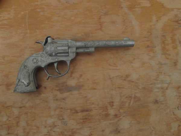 VINTAGE WESTERN TOY CAP GUNS IN LEATHER HOLSTERS & MORE