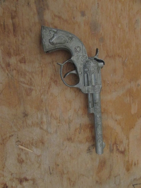 VINTAGE WESTERN TOY CAP GUNS IN LEATHER HOLSTERS & MORE