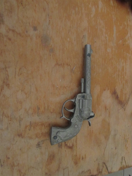 VINTAGE WESTERN TOY CAP GUNS IN LEATHER HOLSTERS & MORE