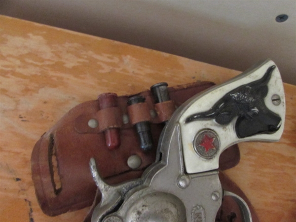 VINTAGE WESTERN TOY CAP GUNS IN LEATHER HOLSTERS & MORE