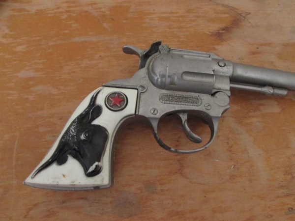 VINTAGE WESTERN TOY CAP GUNS IN LEATHER HOLSTERS & MORE