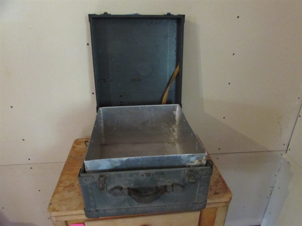 VINTAGE METAL MILITARY BOX