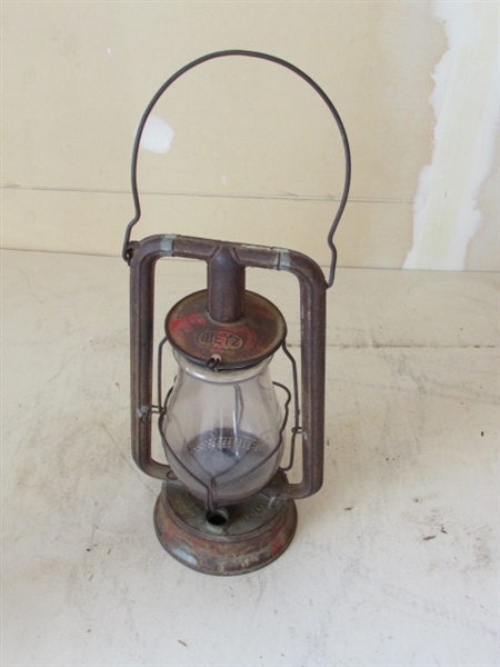 ANTIQUE DIETZ 'NEW YORK' CLEAR GLASS LANTERN