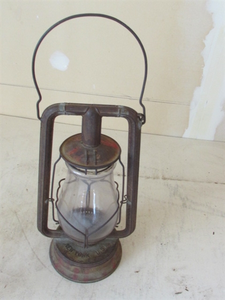 ANTIQUE DIETZ 'NEW YORK' CLEAR GLASS LANTERN