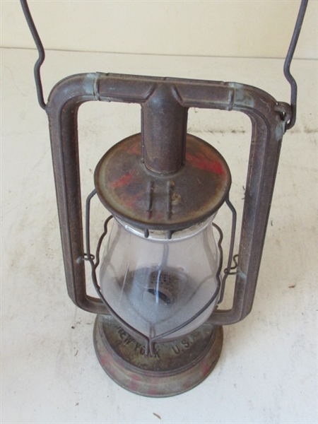 ANTIQUE DIETZ 'NEW YORK' CLEAR GLASS LANTERN