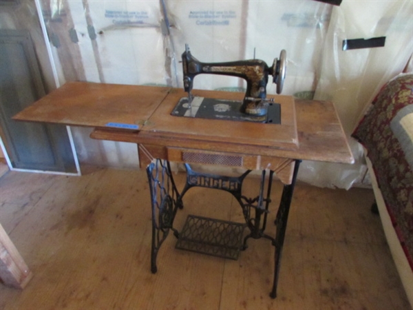 ANTIQUE SINGER TREADLE SEWING MACHINE IN CABINET