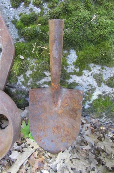 RUSTY METAL YARD ART - PULLEYS & MORE