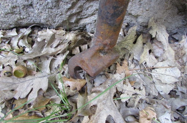 RUSTY METAL YARD ART - PULLEYS & MORE