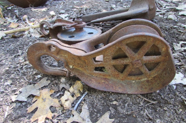 ANCHOR & PULLEYS YARD ART