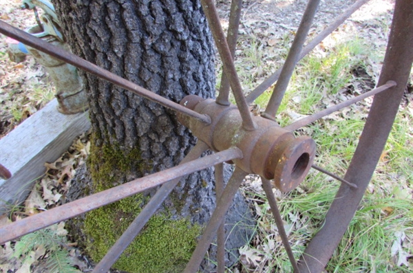 LARGE FLAT METAL SPOKE WHEEL YARD ART