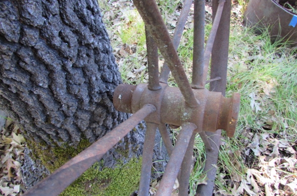 LARGE FLAT METAL SPOKE WHEEL YARD ART