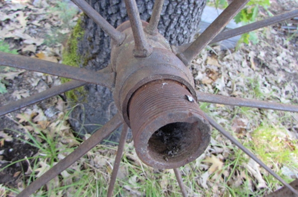 LARGE FLAT METAL SPOKE WHEEL YARD ART