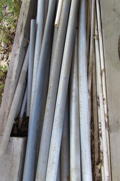 VARIOUS LENGTHS OF WHITE & GRAY PVC PIPE