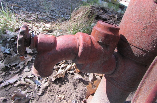 VINTAGE CAST IRON WATER PUMP YARD ART