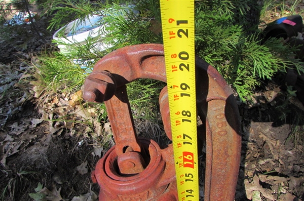 VINTAGE CAST IRON WATER PUMP YARD ART