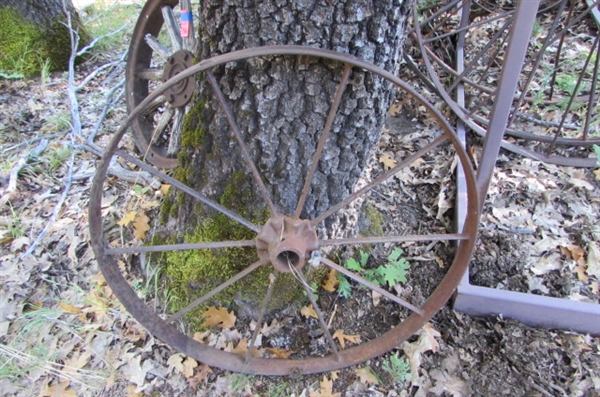 26 METAL WHEEL YARD ART