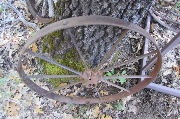 26 METAL WHEEL YARD ART