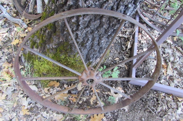 26 METAL WHEEL YARD ART