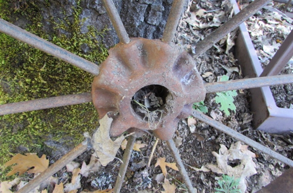 26 METAL WHEEL YARD ART