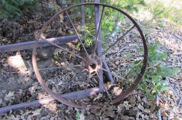 26 METAL WHEEL YARD ART