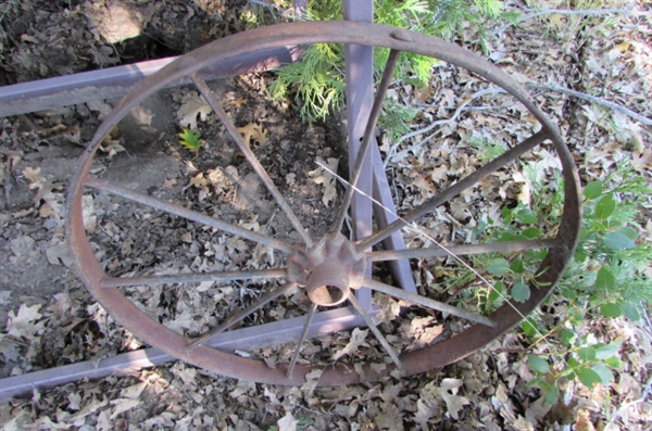 26 METAL WHEEL YARD ART