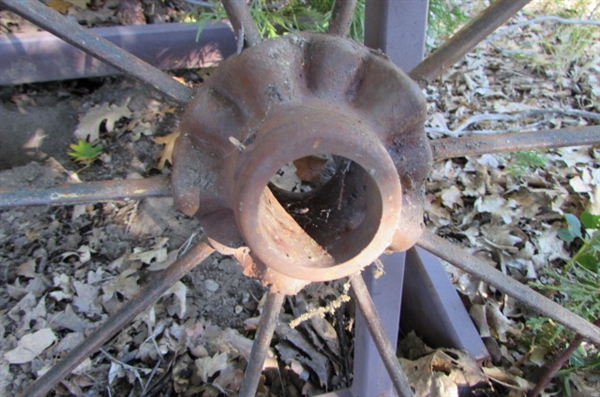 26 METAL WHEEL YARD ART