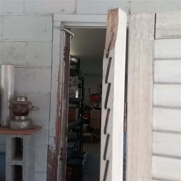 4 PANEL WOOD ROOM DIVIDER- NEEDS REPAIR