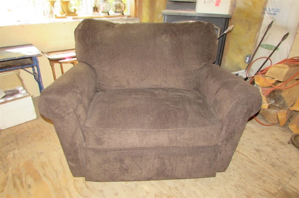 OVERSIZED DARK BROWN RECLINER