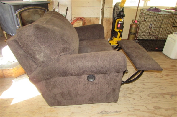 OVERSIZED DARK BROWN RECLINER